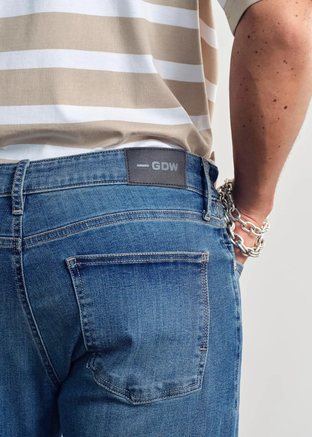 Roam Men's Mid Rise Relaxed Straight Leg Jeans