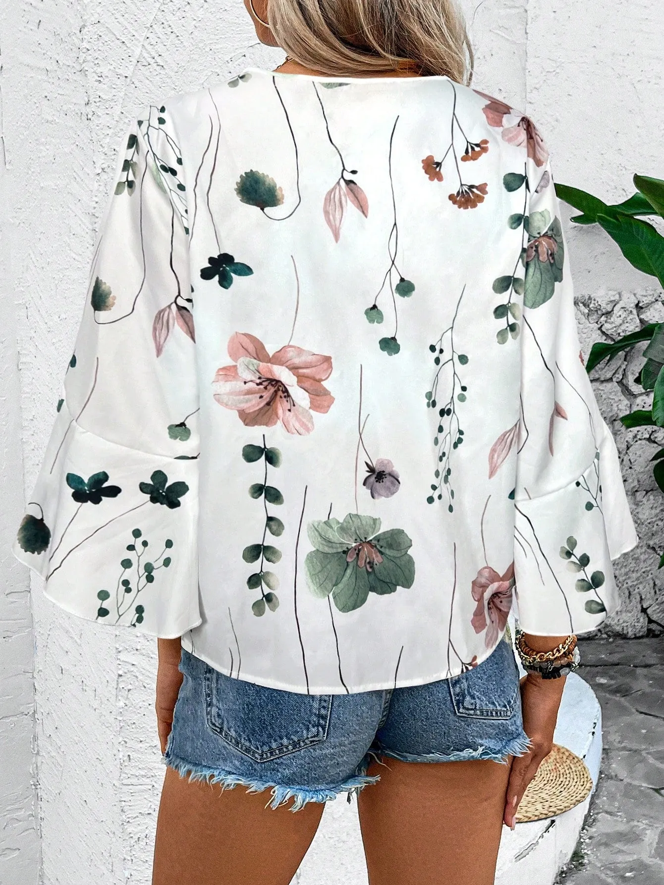 SHEIN VCAY Ladies' Holiday Floral Printed Lace Splicing Loose Fit Shirt With V-Neckline And Flared Sleeves